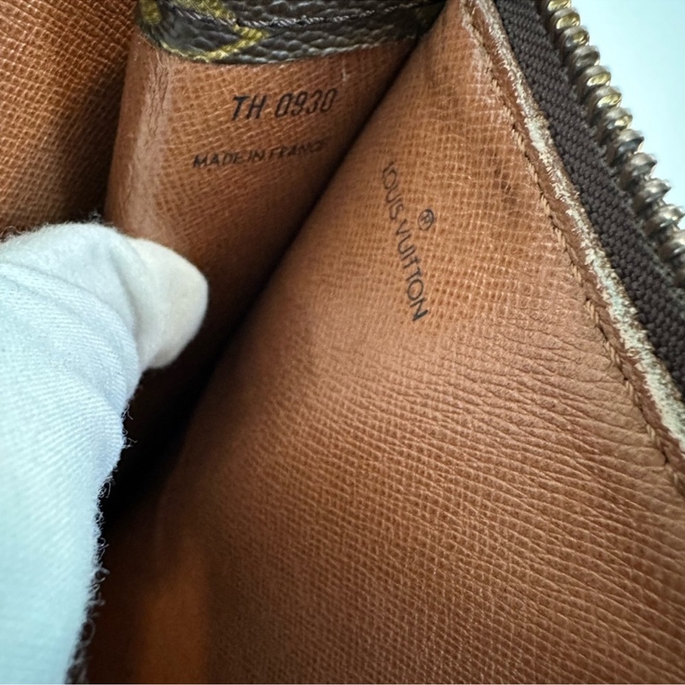 Louis Vuitton Zip Portfolio *RARE* - Picture 10 of 15